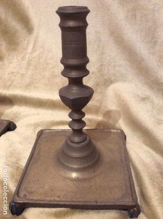 Antig&uuml;edades: PAREJA DE CANDELABROS BRONCE - Foto 3