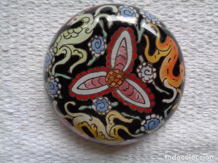 Antig&uuml;edades: ANTIGUO CRISTAL PINTADO. FIRMADO: ROJO. 10 X 3 Cm.