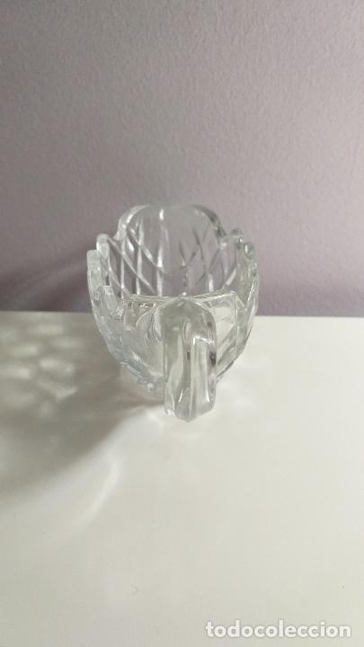 Antig&uuml;edades: Salsera de cristal labrado. - Foto 3