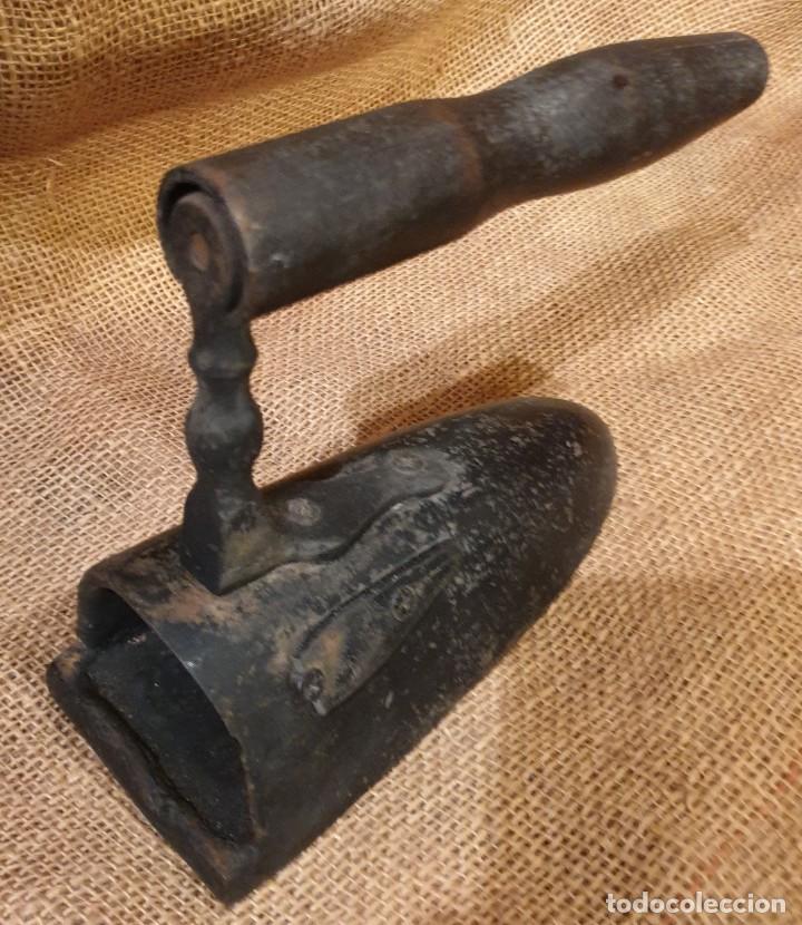 Antig&uuml;edades: Plancha de carb&oacute;n - Foto 2