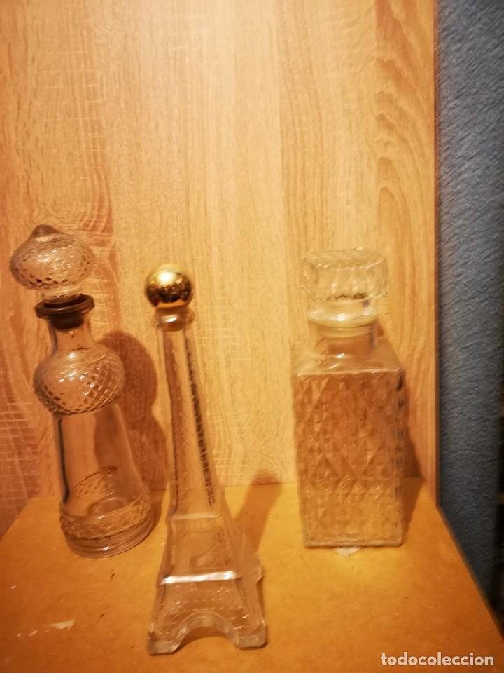 Antig&uuml;edades: 3 botellas de cristal talladas