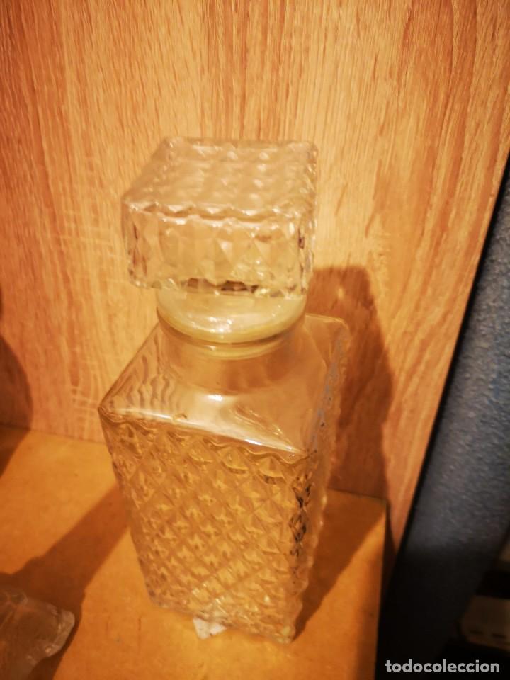 Antig&uuml;edades: 3 botellas de cristal talladas - Foto 2