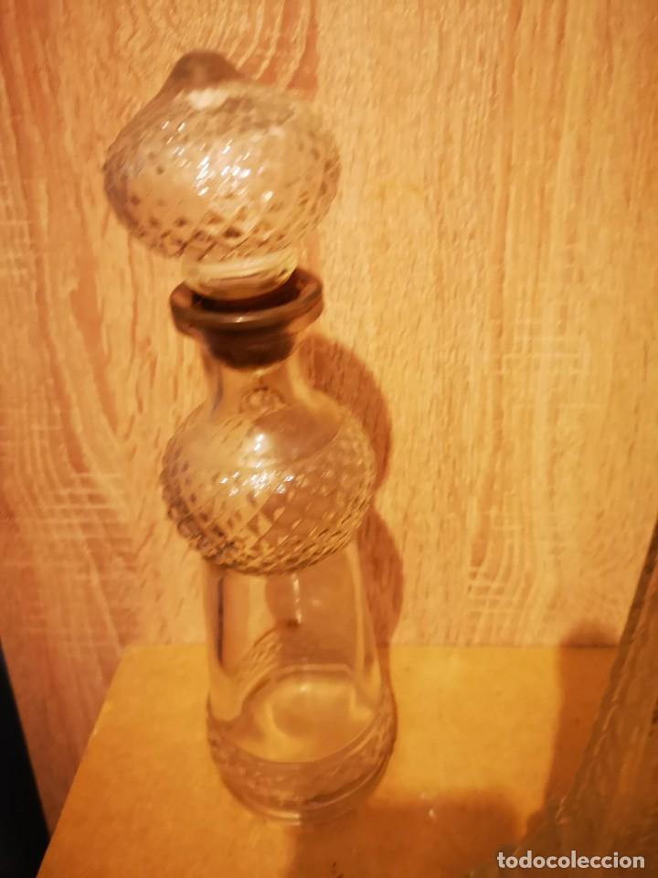Antig&uuml;edades: 3 botellas de cristal talladas - Foto 4