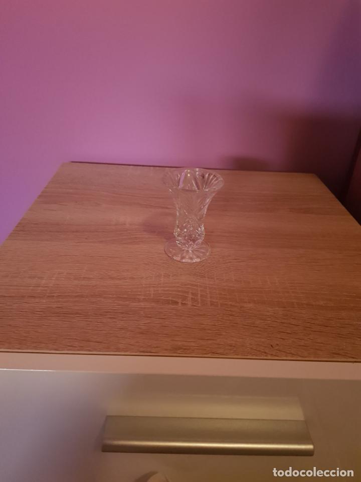 Antig&uuml;edades: Florero de cristal con dise&ntilde;os repujados - Foto 2