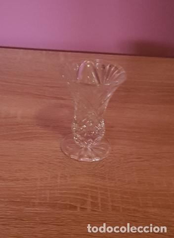 Antig&uuml;edades: Florero de cristal con dise&ntilde;os repujados - Foto 1