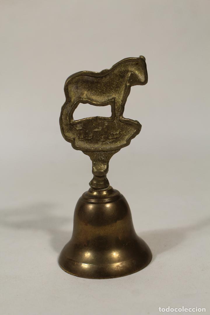Antig&uuml;edades: campana caballo de bronce - Foto 2