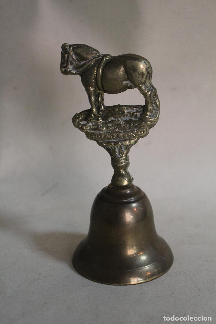 Antig&uuml;edades: campana caballo de bronce - Foto 4