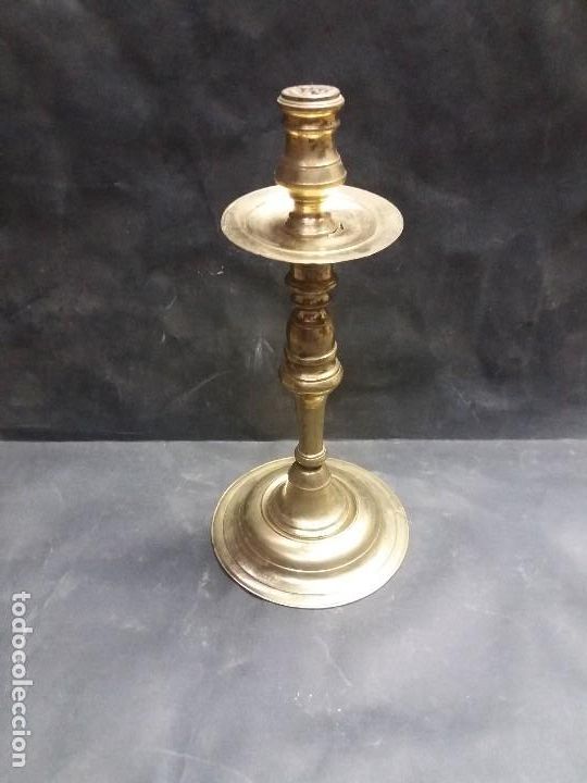 Antig&uuml;edades: Candelabro de bronce del siglo xviii - Foto 1