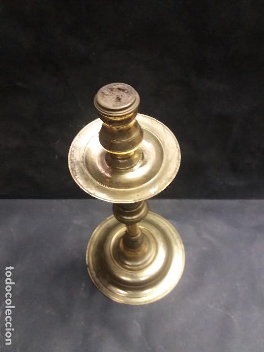 Antig&uuml;edades: Candelabro de bronce del siglo xviii - Foto 2
