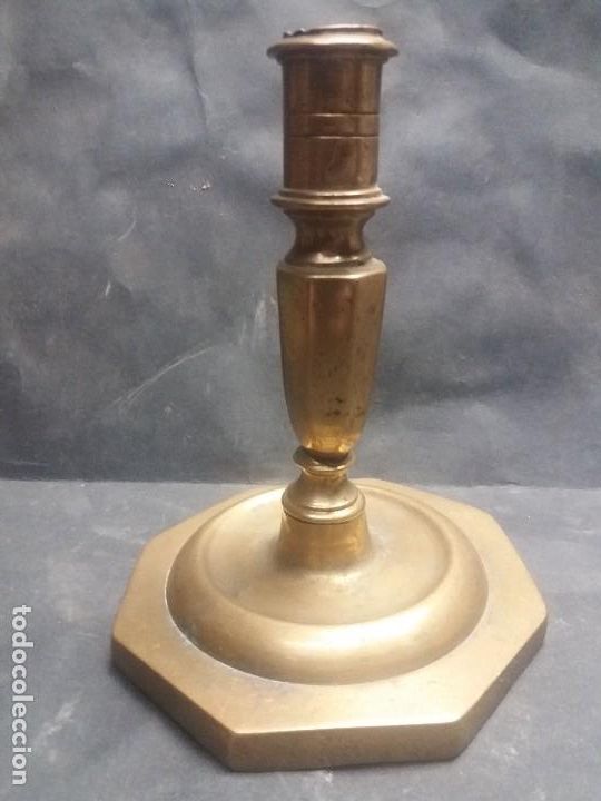 Antig&uuml;edades: Candelabro de bronce del siglo xviii - Foto 1