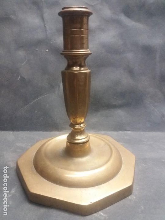 Antig&uuml;edades: Candelabro de bronce del siglo xviii - Foto 2
