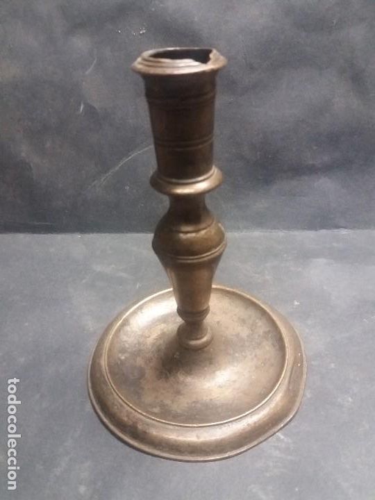 Antig&uuml;edades: Candelabro de bronce del siglo xviii - Foto 1