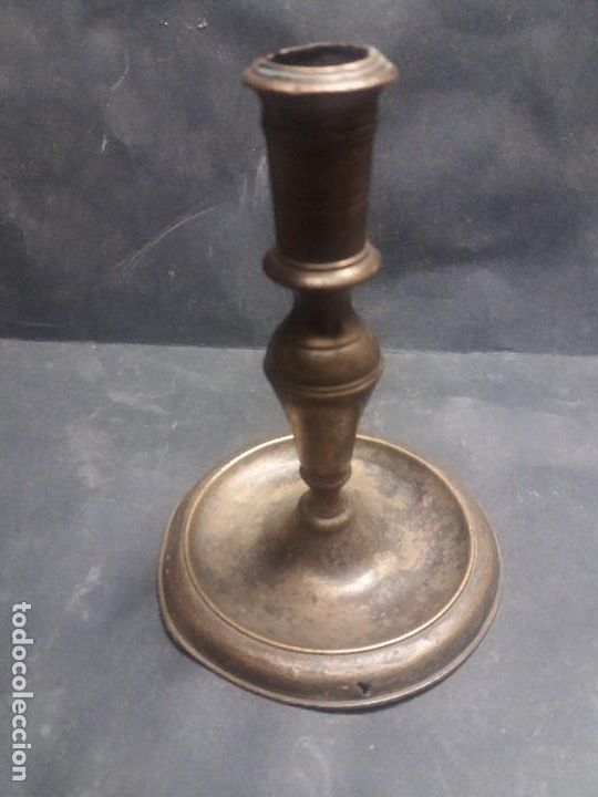 Antig&uuml;edades: Candelabro de bronce del siglo xviii - Foto 2