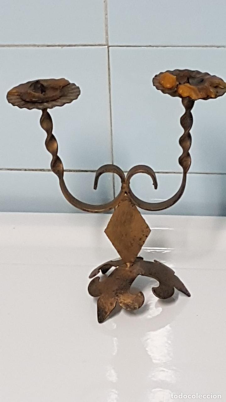 Antig&uuml;edades: Candelabro 2 brazos Vintage de forja - Foto 1