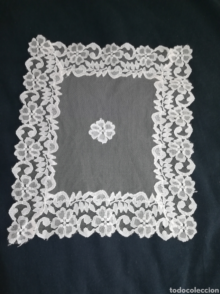 Antig&uuml;edades: Antiguo tapete rectangular, tul, encaje color blanco 24x29cm - Foto 1