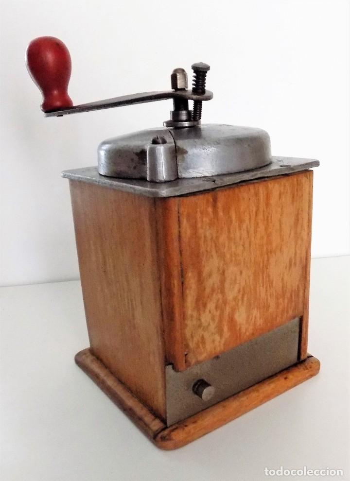 Antiquit&eacute;s: EXTRA&Ntilde;O MOLINILLO DE CAF&Eacute; DE ALUMINIO Y MADERA. MARCA M.C. FRANCIA. CA. 1950