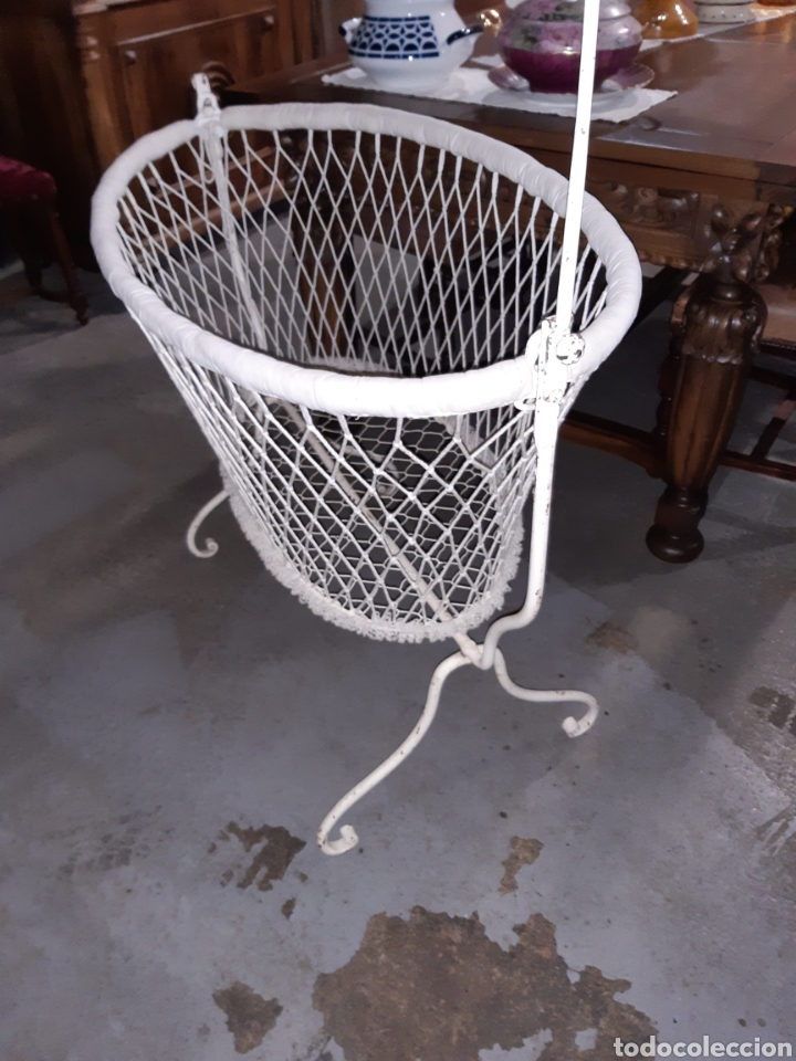Antig&uuml;edades: Cuna de beb&eacute;, met&aacute;lica, lacada en blanco. - Foto 2