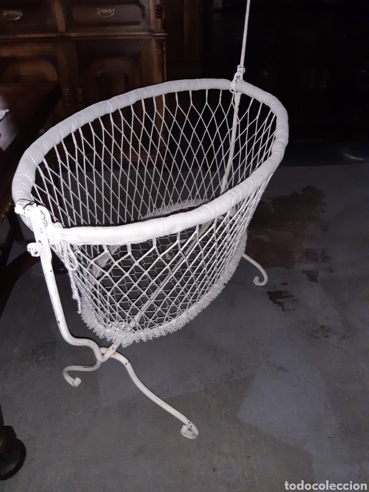 Antig&uuml;edades: Cuna de beb&eacute;, met&aacute;lica, lacada en blanco. - Foto 1
