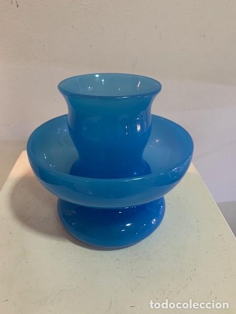 Antig&uuml;edades: Vaso y plato en opalina azul siglo. XIX - Foto 1