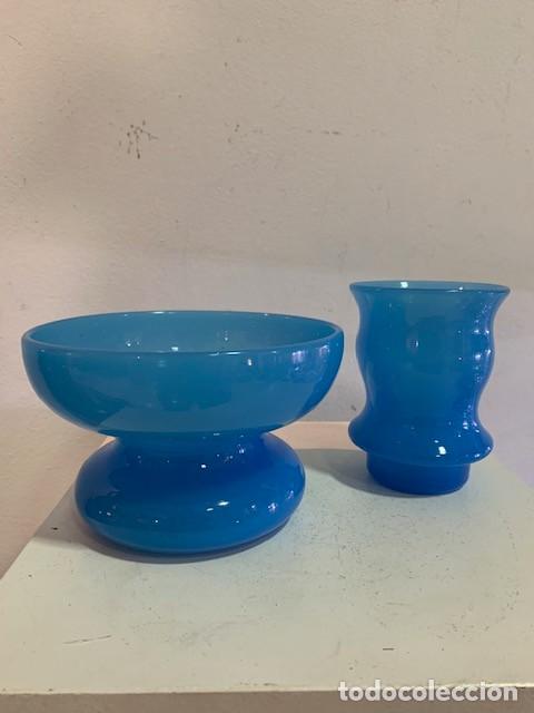 Antig&uuml;edades: Vaso y plato en opalina azul siglo. XIX - Foto 2