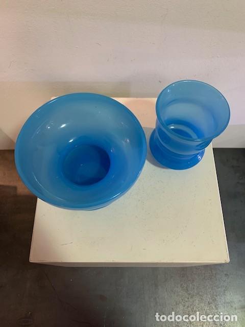 Antig&uuml;edades: Vaso y plato en opalina azul siglo. XIX - Foto 3