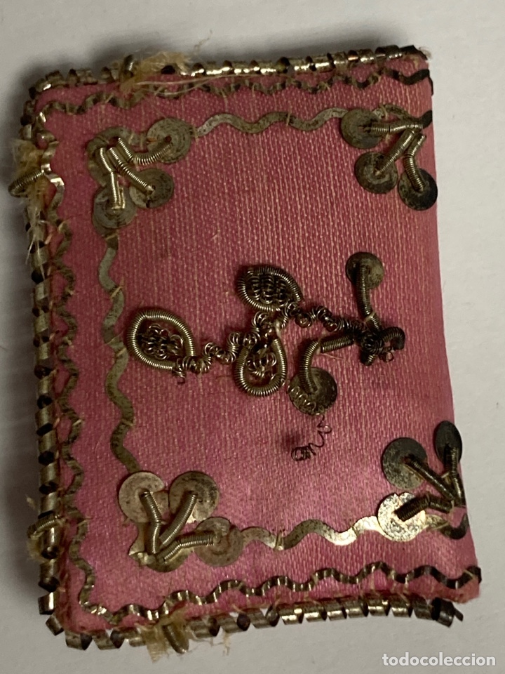 Antig&uuml;edades: Escapulario en seda color rosa - Foto 4