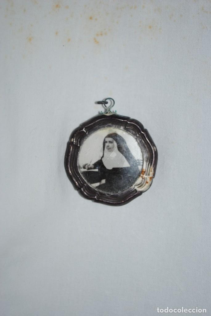 Antig&uuml;edades: RELICARIO DE PLATA , CON UNA MONJA - Foto 1