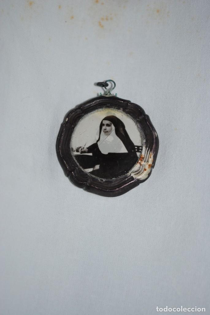 Antig&uuml;edades: RELICARIO DE PLATA , CON UNA MONJA - Foto 2