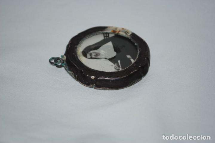 Antig&uuml;edades: RELICARIO DE PLATA , CON UNA MONJA - Foto 3