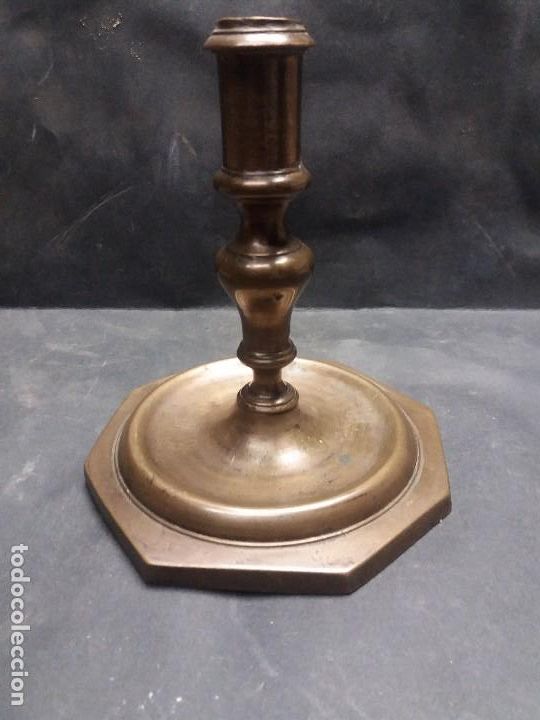 Antig&uuml;edades: Candelabro de bronce del siglo xviii - Foto 1
