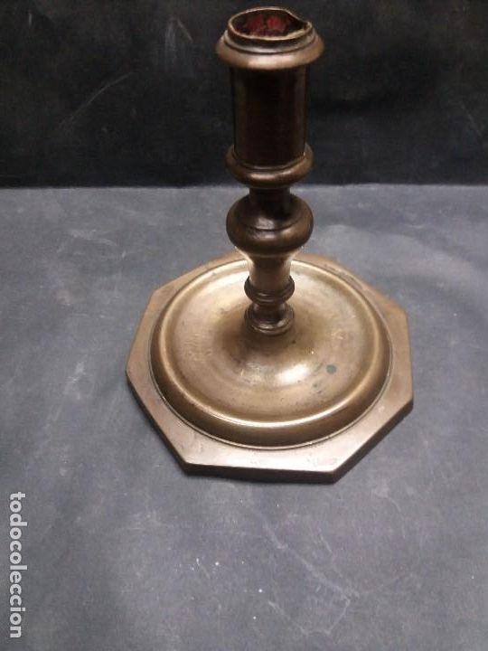 Antig&uuml;edades: Candelabro de bronce del siglo xviii - Foto 2