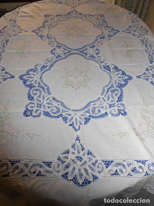 Antig&uuml;edades: Manteleria encajes de Brujas y Bordada a mano .BLANCO 175 x 225 cm Ovalada. ( 8 Servilletas) NUEVA