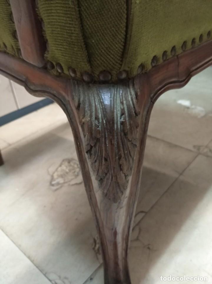 Antigüedades: Pareja de sillones isabelinos fabricados en roble americano y terciopelo. - Foto 12 - 235150200
