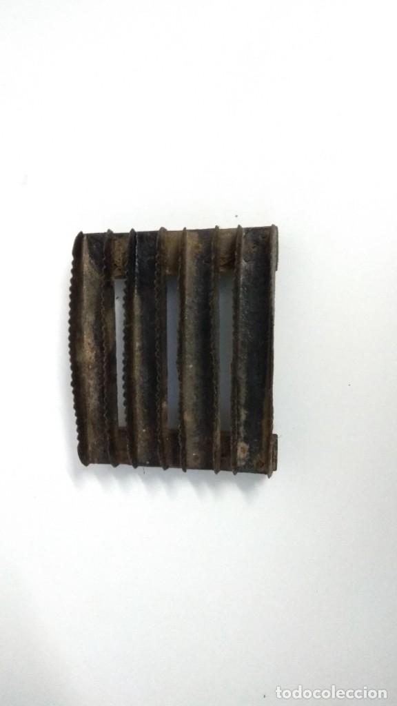Antig&uuml;edades: CEPILLO PARA RASCAR CABALLERIA - Foto 1