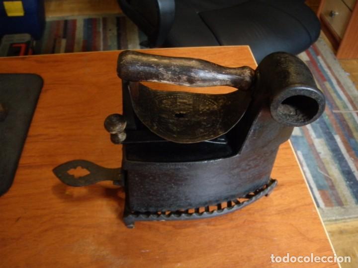 Antig&uuml;edades: ANTIGUA PLANCHA DE HIERRO CON BASE - Foto 1