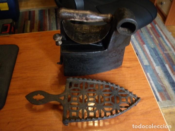 Antig&uuml;edades: ANTIGUA PLANCHA DE HIERRO CON BASE - Foto 2