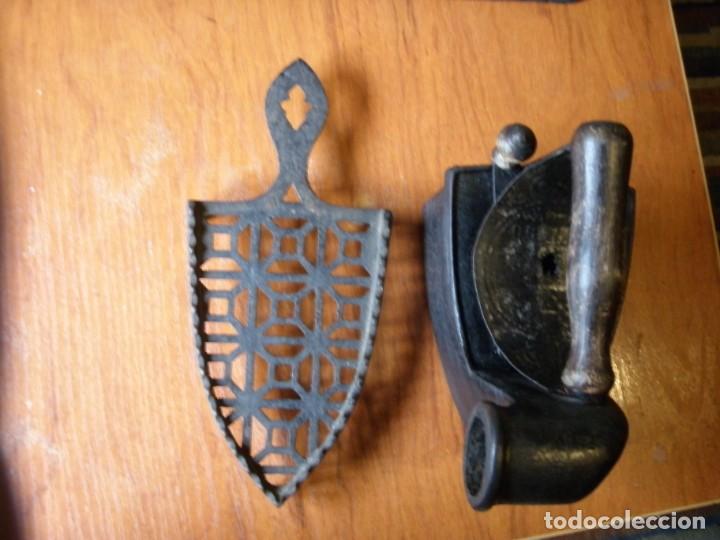 Antig&uuml;edades: ANTIGUA PLANCHA DE HIERRO CON BASE - Foto 3