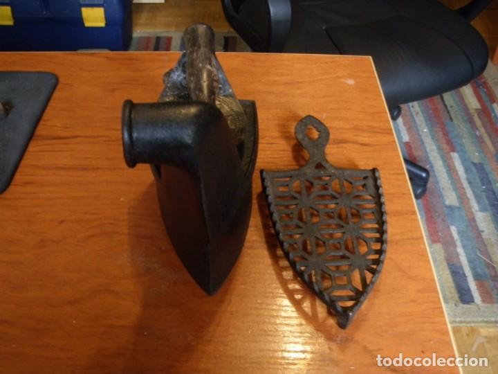 Antig&uuml;edades: ANTIGUA PLANCHA DE HIERRO CON BASE - Foto 5