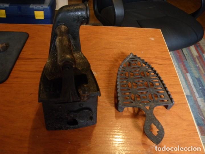 Antig&uuml;edades: ANTIGUA PLANCHA DE HIERRO CON BASE - Foto 6