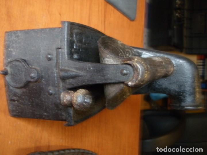 Antig&uuml;edades: ANTIGUA PLANCHA DE HIERRO CON BASE - Foto 8