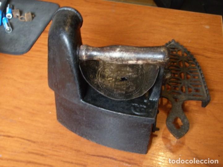 Antig&uuml;edades: ANTIGUA PLANCHA DE HIERRO CON BASE - Foto 9