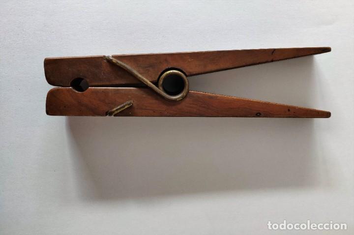 Antig&uuml;edades: Pinza sujetapapeles antigua - Foto 2
