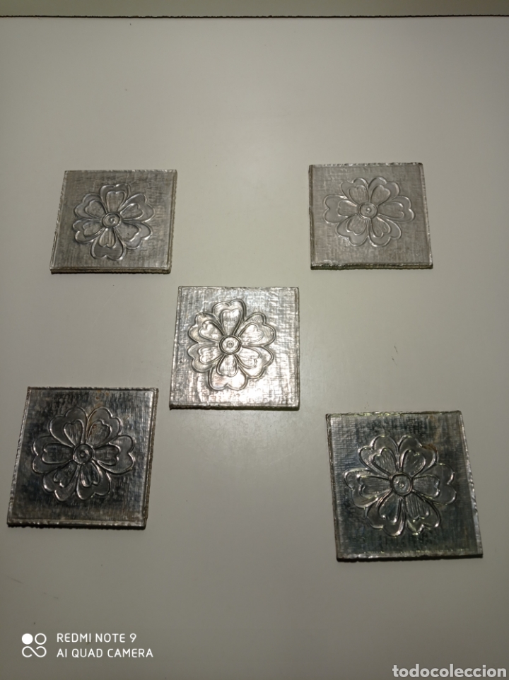 Antiguidades: Cinco bonitos y antiguos posa vasos forrados en alpaca y base de terciopelo.