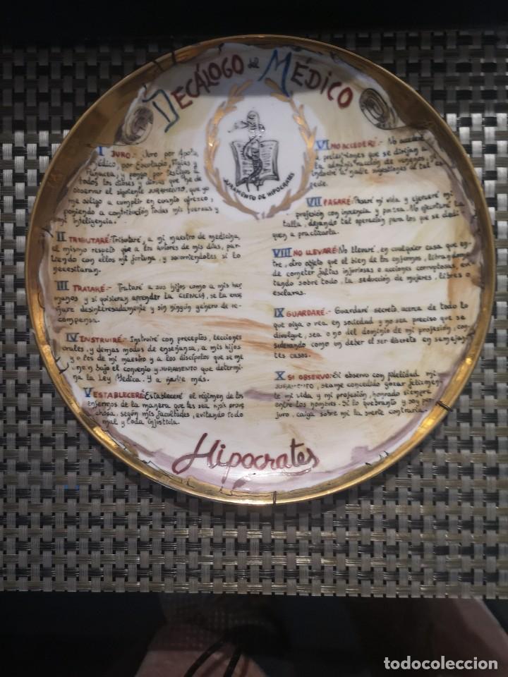 Antig&uuml;edades: Plato dec&aacute;logo del m&eacute;dico - Foto 1