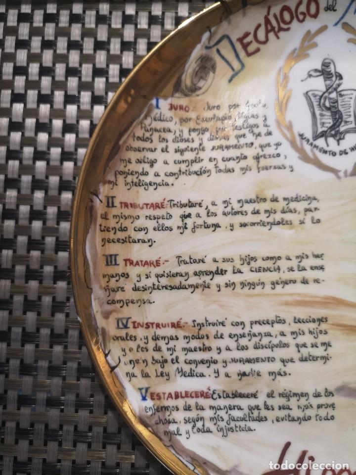 Antig&uuml;edades: Plato dec&aacute;logo del m&eacute;dico - Foto 3