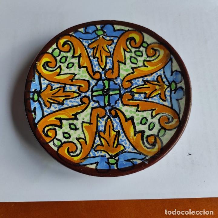 Antig&uuml;edades: PLATO DE CER&Aacute;MICA DECORADO A MANO - Foto 1