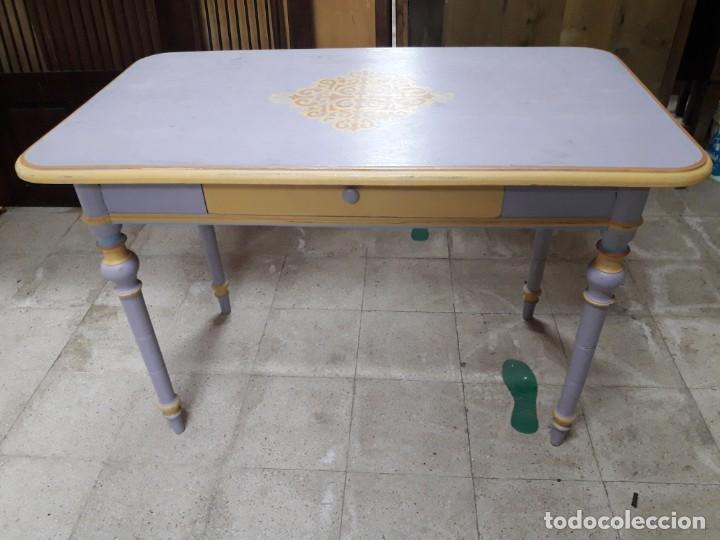 Antig&uuml;edades: Mesa madera pintada y decorada. - Foto 1