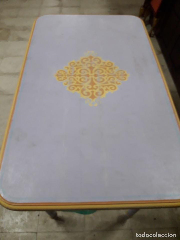 Antig&uuml;edades: Mesa madera pintada y decorada. - Foto 2