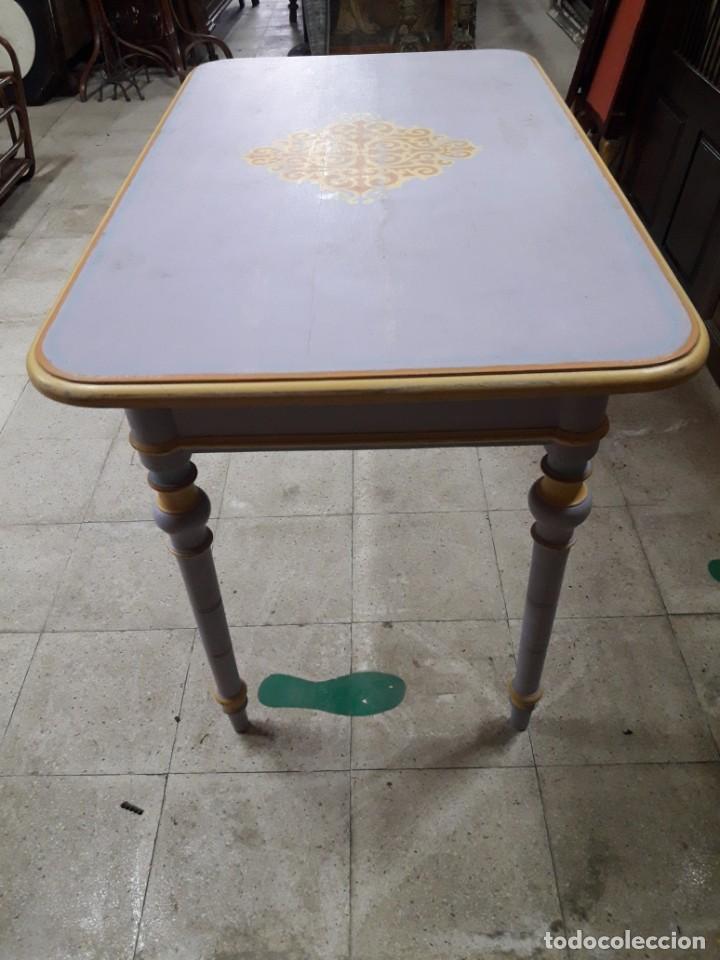 Antig&uuml;edades: Mesa madera pintada y decorada. - Foto 3