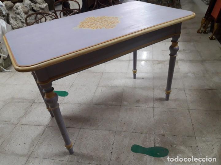 Antig&uuml;edades: Mesa madera pintada y decorada. - Foto 4